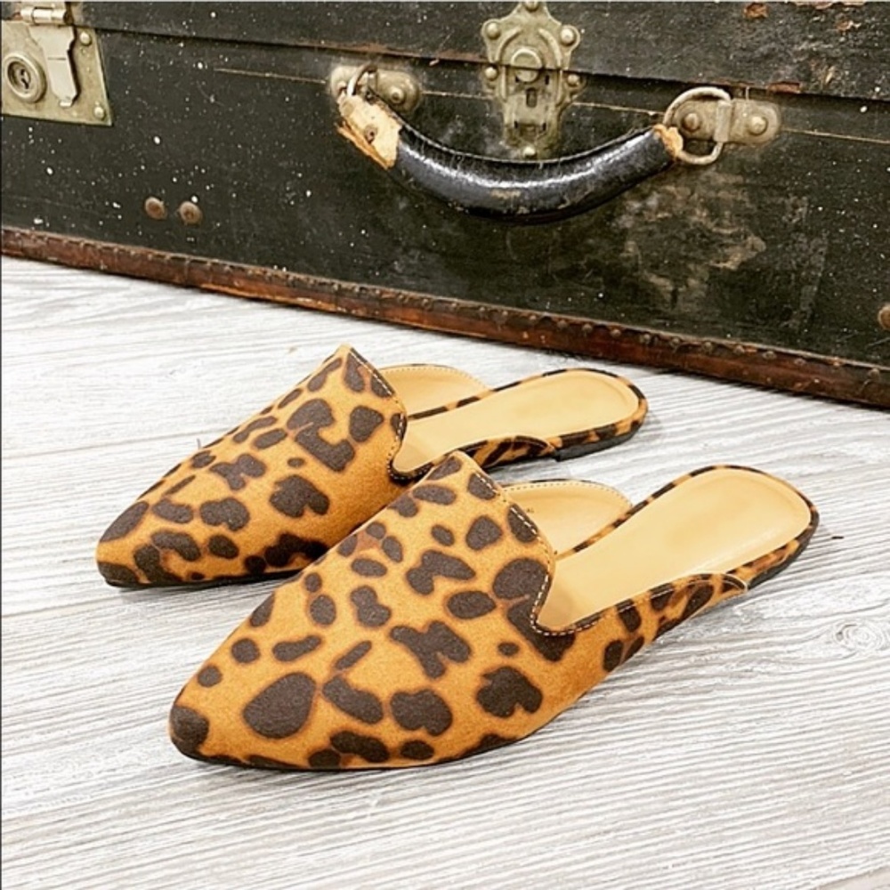 LAST PAIR! Leopard Print Pointy Toe Mules - Picture 2 of 3
